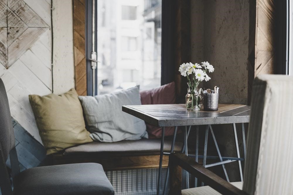 day seat with neutral pillows