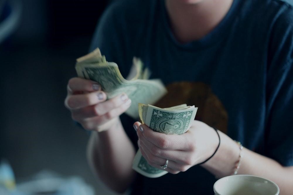 picture of hands counting cash