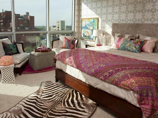 Bedroom bed with chairs and colorful details